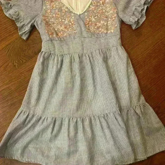 Floral Embroidered V Neck Dress size Small Pristine - Picture 8 of 11